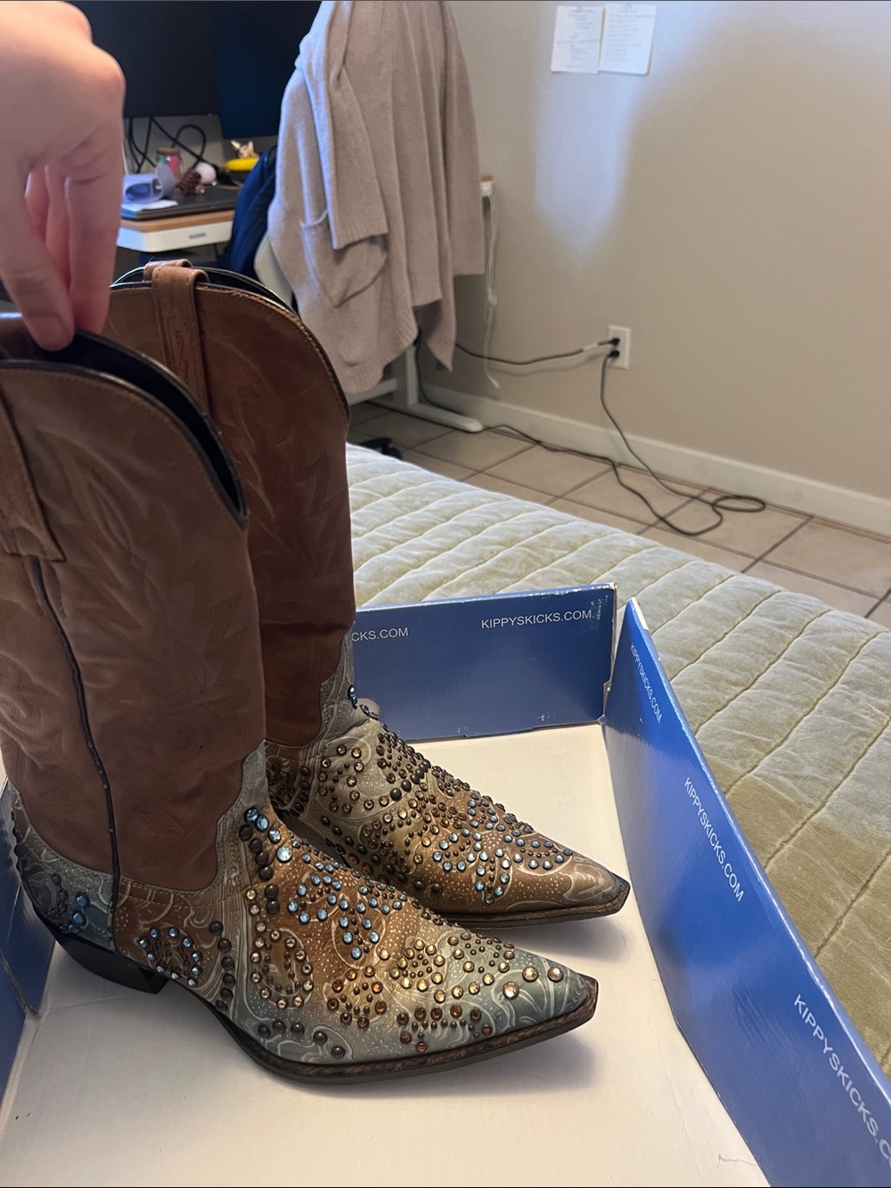 Vintage Kippys Cowgirl Boots with Swarovski Crystals ✨🤎